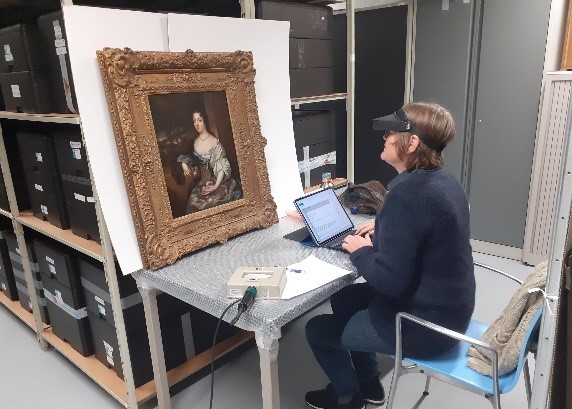 Restaurator Clara Cremers heeft in 2020 circa 500 schilderijen geschouwd