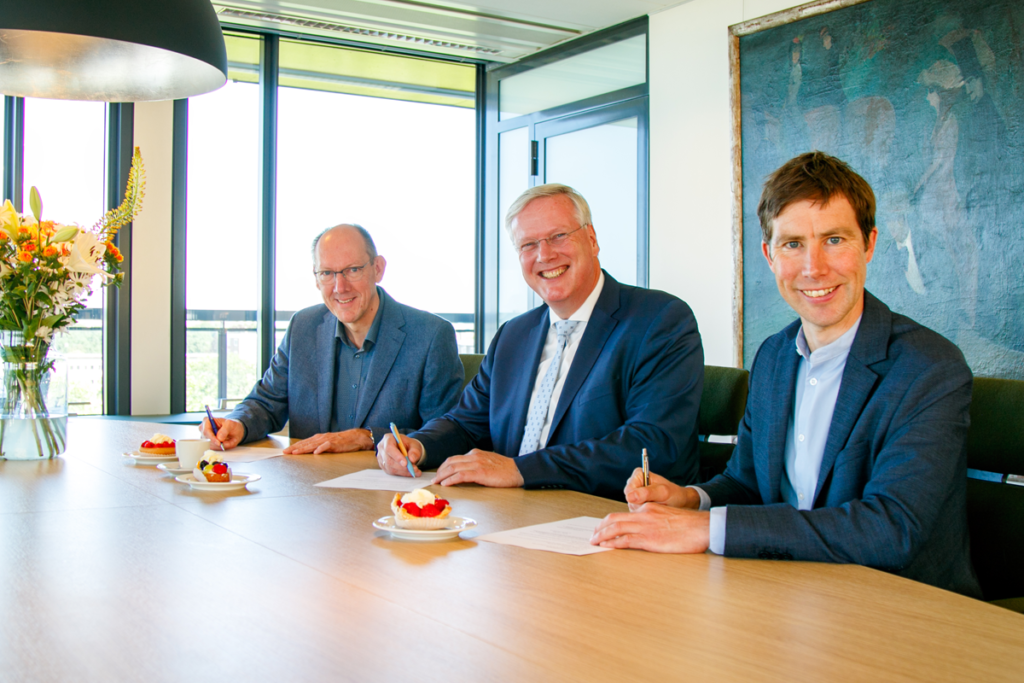 provinciaal archief provinciearchivaris Gerrit Bril, Commissaris van de Koning Andries Heidema en Vincent Robijn provinciehuis