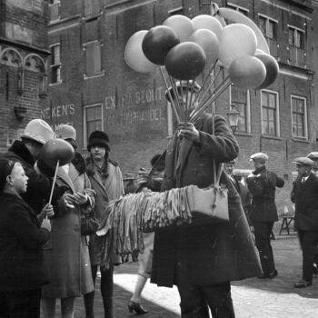 Ballonnenverkoper op de Brink, Deventer (1920). Alex Roosdorp