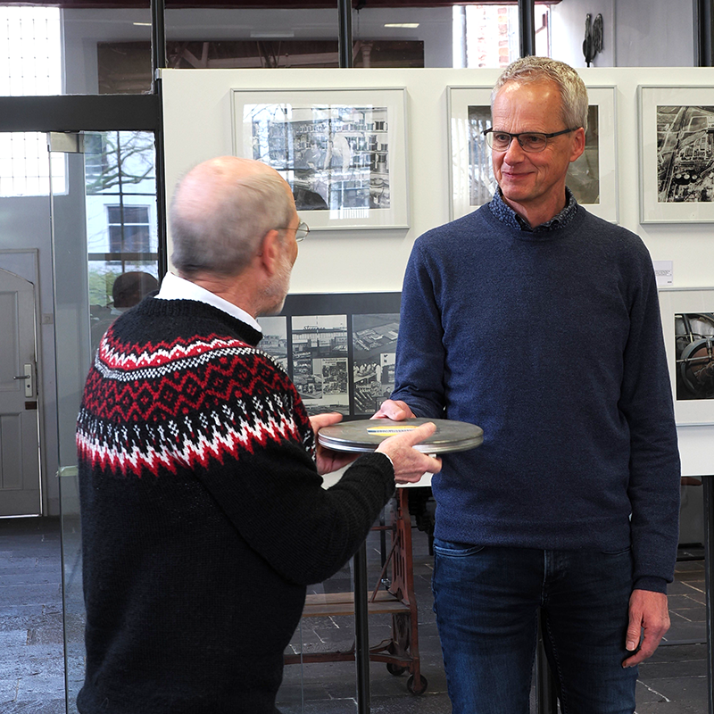 Overdracht film station Deventer SIED Dirk Steenbeek Collectie Overijssel