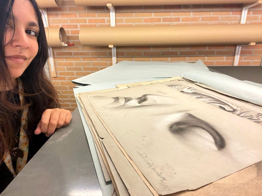 Stagiair Lois Kuhuwael aan het werk bij Collectie Overijssel.